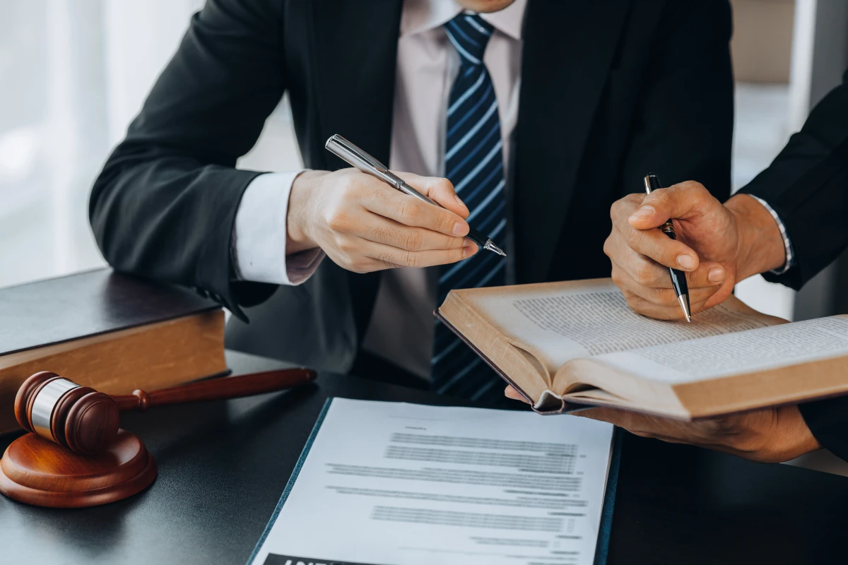 Le Dol en droit des contrats : une notion essentielle à maîtriser