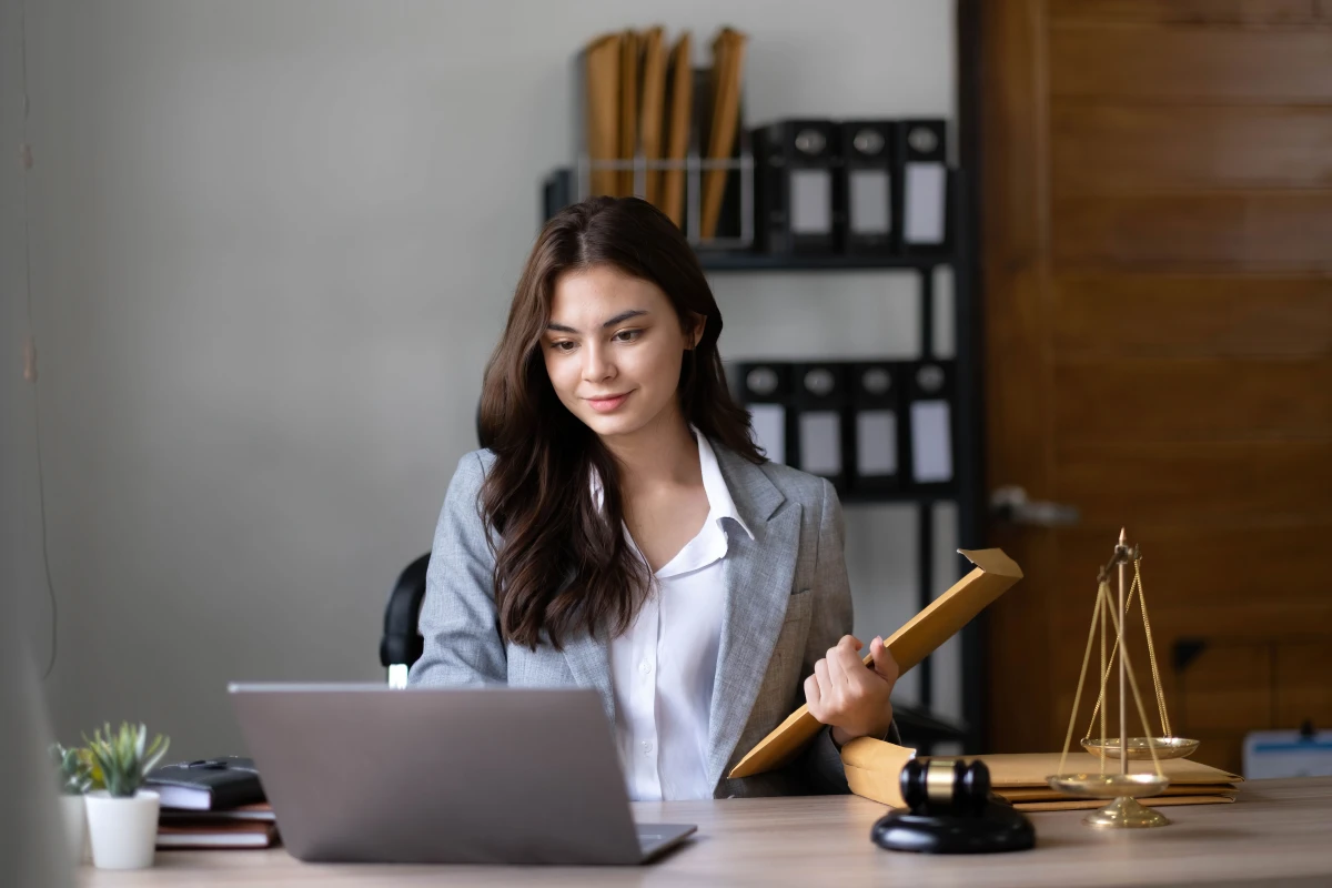 Obligation de signalement des produits contrefaits sur un site internet ecommerce